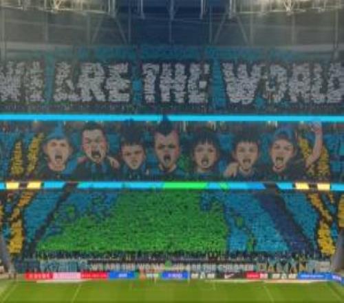 英博主场迎战蓉城大连北看台打出“WEARETHEWORLD”巨型TIFO
