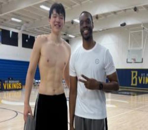 休赛期仍在加练!杨瀚森社媒晒照感谢训练师六块腹肌清晰可见