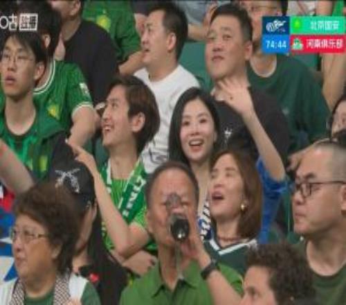 现场观战林梦鸽现身北京工人体育场观看中超国安vs河南