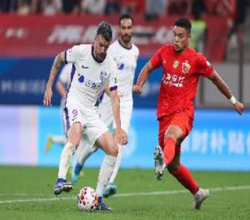 记者:本赛季特点是各队差距不大,海港赢不了津门虎就是实力不够
