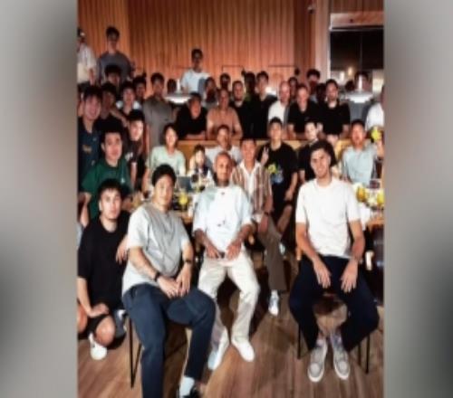 记者:朴镇燮入选韩国队世界杯名单后,宴请浙江队全队聚餐