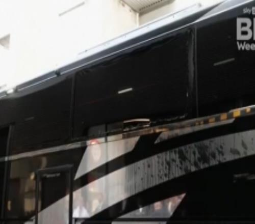 天空体育：英冠升级附加赛决赛前，赫尔城球队大巴一个车窗被砸