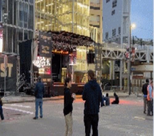 队记:骑士主场外的观赛派对几乎没什么人当时是比赛的第一节