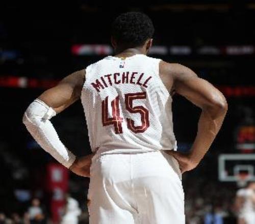 正负值22最低！多诺万米切尔21中9拿23分5失误罚球6中2