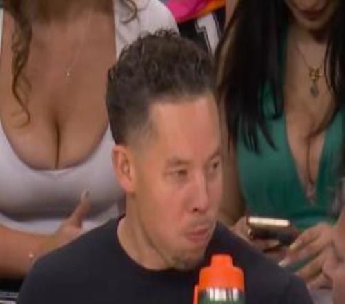 保护好嗓子！文班罚球时直播镜头给到场边喝水解压的米奇教练