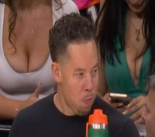 圈米来了！米奇身后的大雷女士是OF博主粉丝付费可以看更多