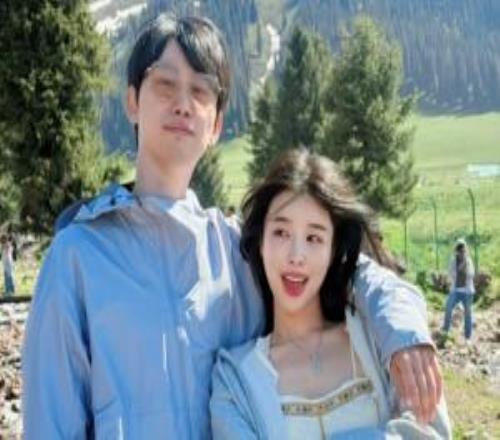 糖小幽分享与Doinb旅游合照:“无奖竞猜这是新疆的哪里”