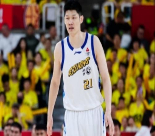 饱受犯规困扰！胡金秋仅出战22分钟10中8空砍18分7板1助1帽4犯