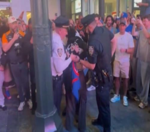 适可而止！尼克斯球迷赛后爬上街头指路牌庆祝被纽约警察逮捕