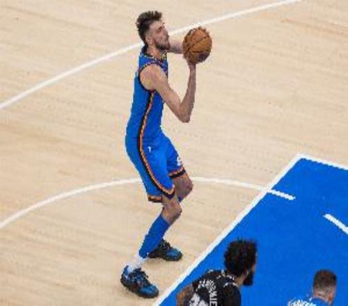 切特系列赛场均11分!亚历山大:给他拉开空间让他更好冲筐