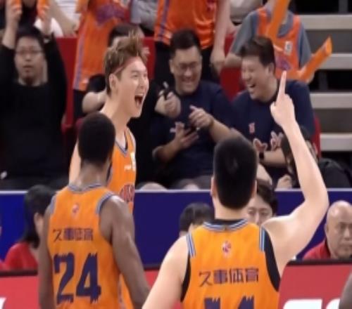 神来之笔!王哲林强攻1打2挂着防守高难度打成2+1
