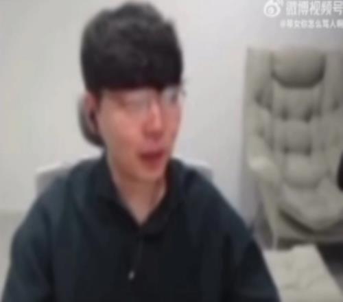 MaRin:最近去T1总部发现Faker像15年那样躺在沙发上,很亲切
