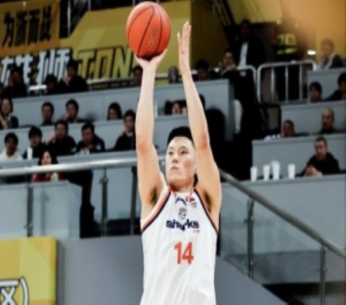弹无虚发！李弘权上半场4投4中&三分3中3攻下11分2板1助
