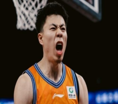 媒体人：足以载入史册的极致小外对飚张镇麟对上海防守至关重要
