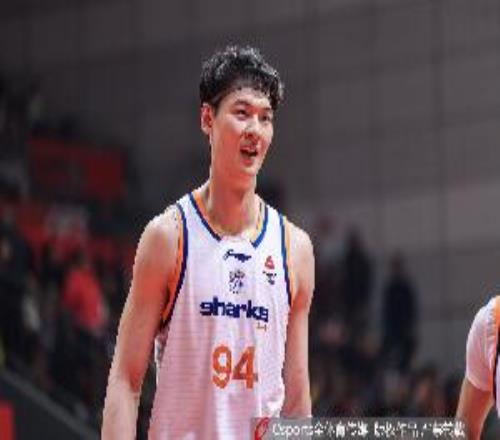 打得很强硬王哲林上半场4投1中&4罚0中得到2分5板1助1帽