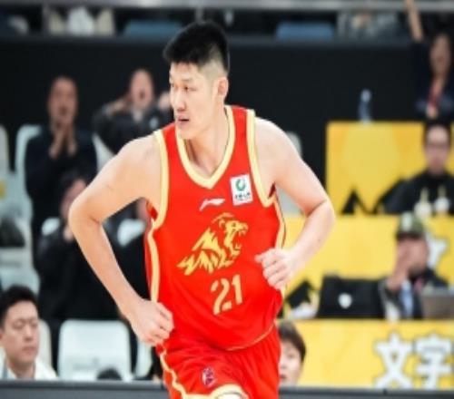 还是你最稳！胡金秋半场7中5高效拿下12分2板1助
