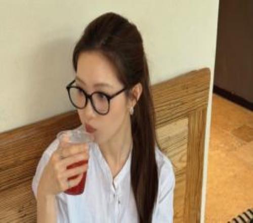 美女主持人希然晒照：“骑车超烂的学姐来接你去喝下午茶咯”