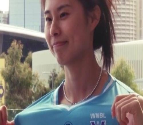 加盟WNBL！王思雨晒签约照：梦想没有边界新篇章开始乘风破浪