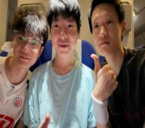 西安Homie再聚首Shanks分享与HopeHeng在飞机上的合照