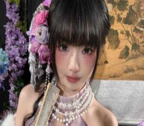 LPL互动女主持人周敢敢分享美照:“我就这样萌萌的出现!”