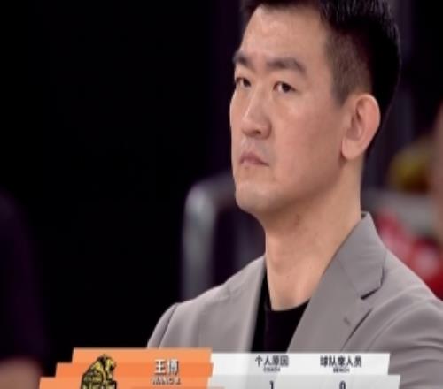 表情不好看！古德温上篮被吹犯规王博十分不满&抱怨裁判吃T