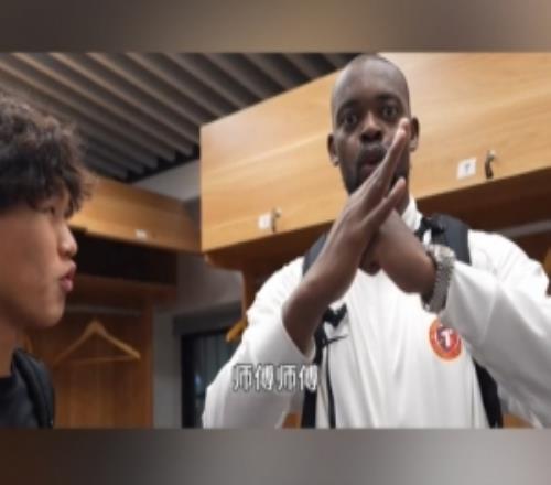 师傅我悟了！姆本扎：从小就看了好多功夫电影，有少林寺的