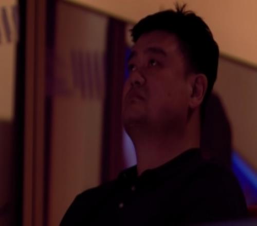 看看是谁来了！前上海冠军功勋姚明现身主场观战总决赛G2！