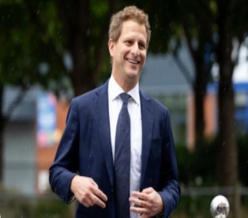 官方:利兹联首席商务官莫里艾森伯格将于今年八月离开俱乐部