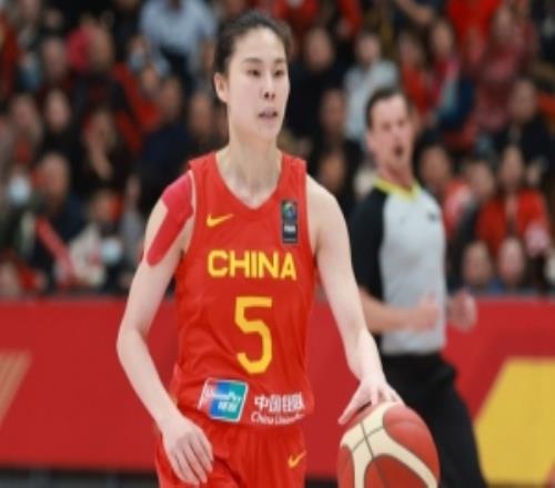 媒体人：中国女篮集训队有7名球员前往海外留洋潮将带来双面影响