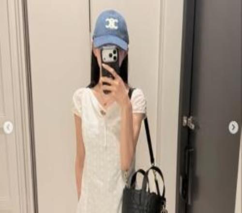 Rookie新任韩国女友在风波后首度更新社媒：多张自拍+收到一束花