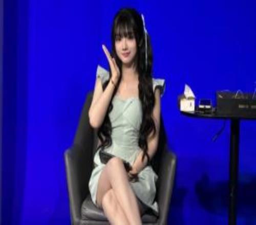 互动女主持人十月晒照：LPL淘汰赛Day1上班打卡来也