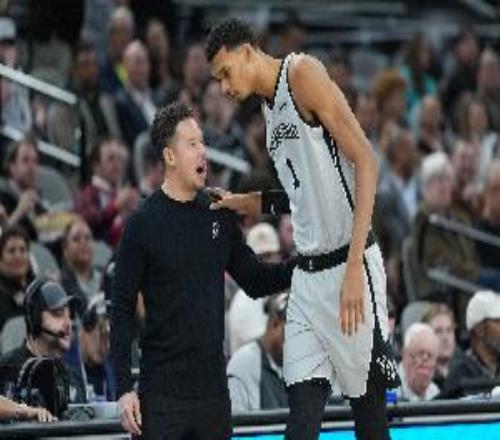 米奇：文班并非总是完美无缺但他勇于承担责任&对结果能泰然处之
