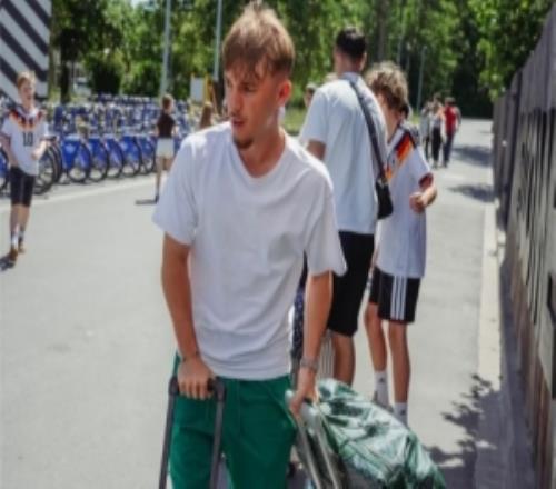 图片报：卡尔携带定制行李箱前往德国队报到，可连接PS5打游戏
