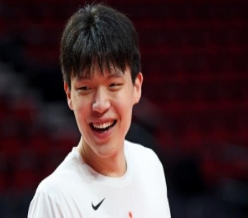 解说：杨瀚森本人和团队都看重国家队比赛我们看看他涨球了多少