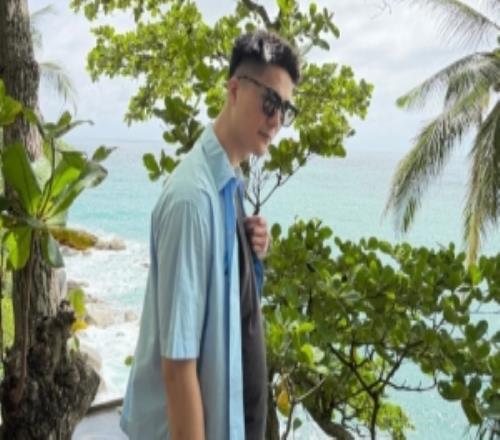 开启假期模式!朱松玮晒在泰国普吉岛的游玩照:拥抱大海