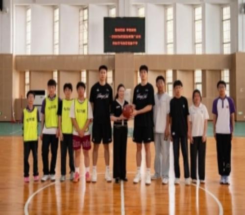 公益行篮动校园梦想启航!肯帝亚男篮走进马相伯初级中学