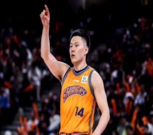 抢爆了！李弘权8中5砍下14分14板2助2断制霸篮板球