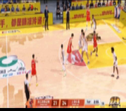 无敌！小巴里布朗一突五空中换手拉杆上篮2+1！美女球迷鼓掌！