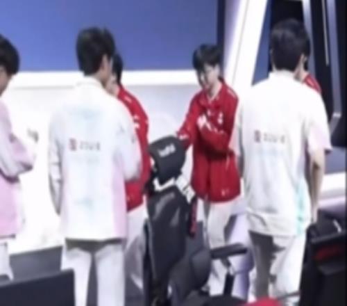 互相尊重Erha鞠躬向Bin击拳无回应WE选手不弯腰和Bin击拳