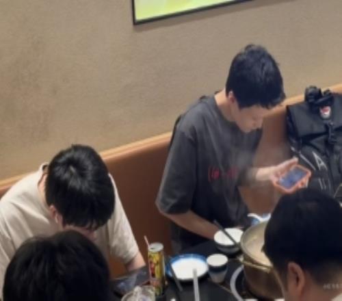这才是想赢的队伍！网友火锅店偶遇AL全队：边吃饭边看WE对局研究