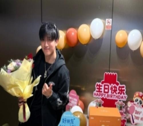 周冠宇社媒分享庆生照片：谢谢大家昨天的生日祝福又年轻了一岁