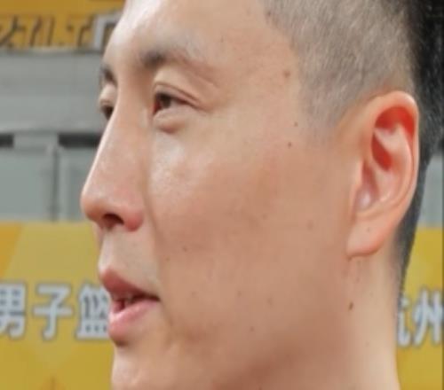 卢伟:双外援出战大家都在做出牺牲会针对布朗做出布置