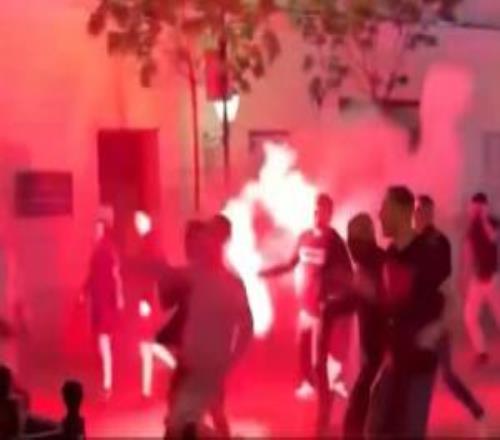 太阳报:决赛前夕,阿森纳和巴黎球迷在布达佩斯街头爆发斗殴