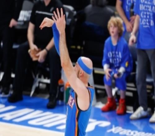 卡鲁索在单轮分区决赛命中20记三分NBA历史替补球员首人