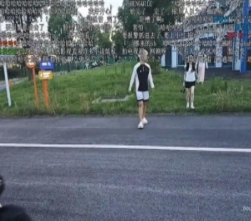 毫无底线icon户外骚扰街边拍照的女生，小姐姐霸气发声：“现在就报警！