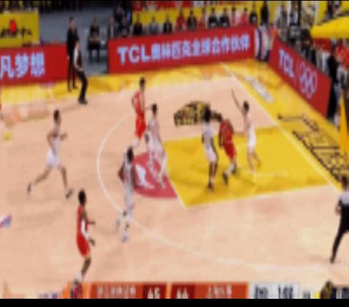 12中3！解说调侃塔克：胡金秋还是很了解队友看到他上篮赶紧抢板