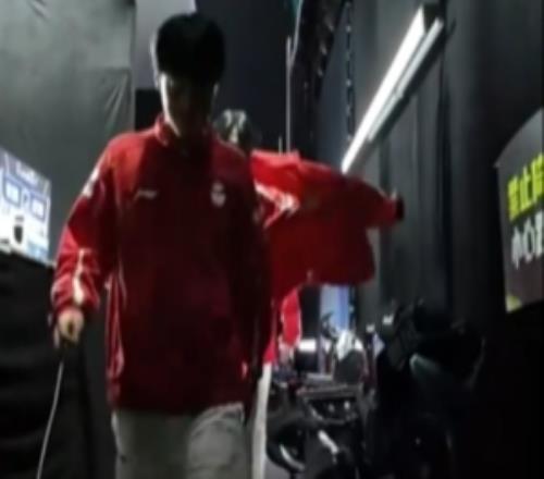 WE第二局获胜后，Monki退场时喊话：老子不刷野想不到吧！