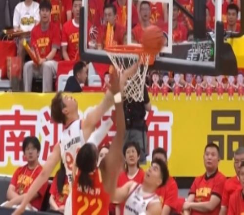 王哲林送出精彩大帽！但广厦拿到前板造成张镇麟第3犯后者下场