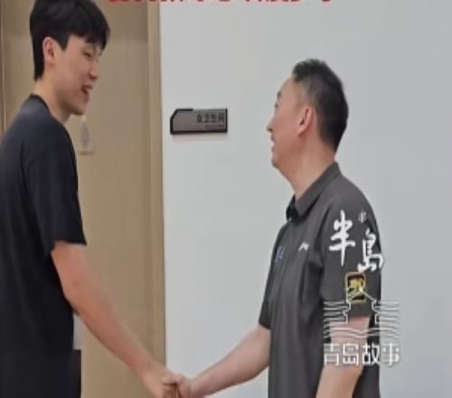 重回故地！杨瀚森时隔一年回青岛立即投入训练刘维伟感叹瘦好多