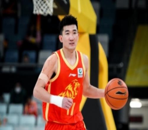替补时间不多！孙铭徽半场出场6分40秒2中0得0分&仅有1板1断